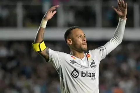 أنشيلوتي: لا يوجد مشكلة مع نيمار.. ويجب أن يغير مركزه